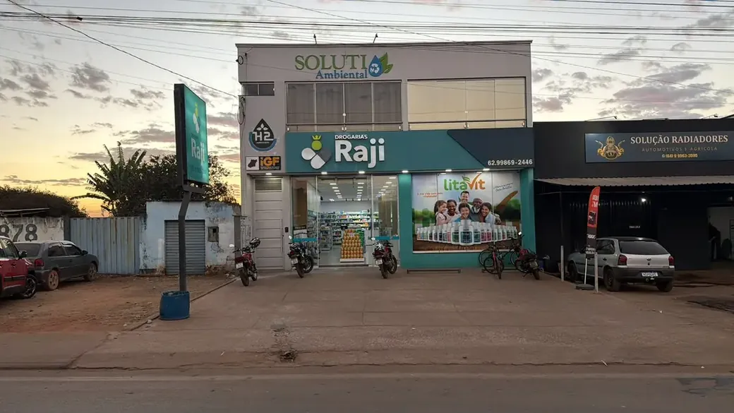 Fachada da Drogarias Raji em Silvânia, com o painel da LitaVit na vitrine